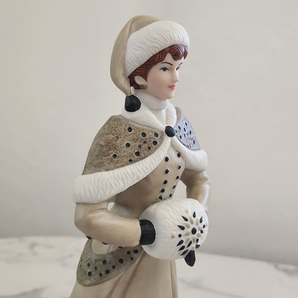 Avon Mrs. Albee 2014 Figurine  Collector’s Edition - Picture 8 of 16